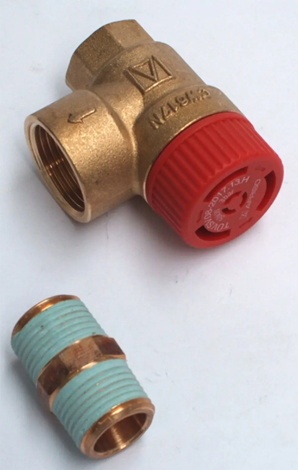 Sicherheitsventil mit rotem Deckel und Kupferanschlüssen, für Anwendungen in Heizsystemen der Marke Daikin, geeignet für ROTEX A1 BO-BG bis Baujahr 2018.